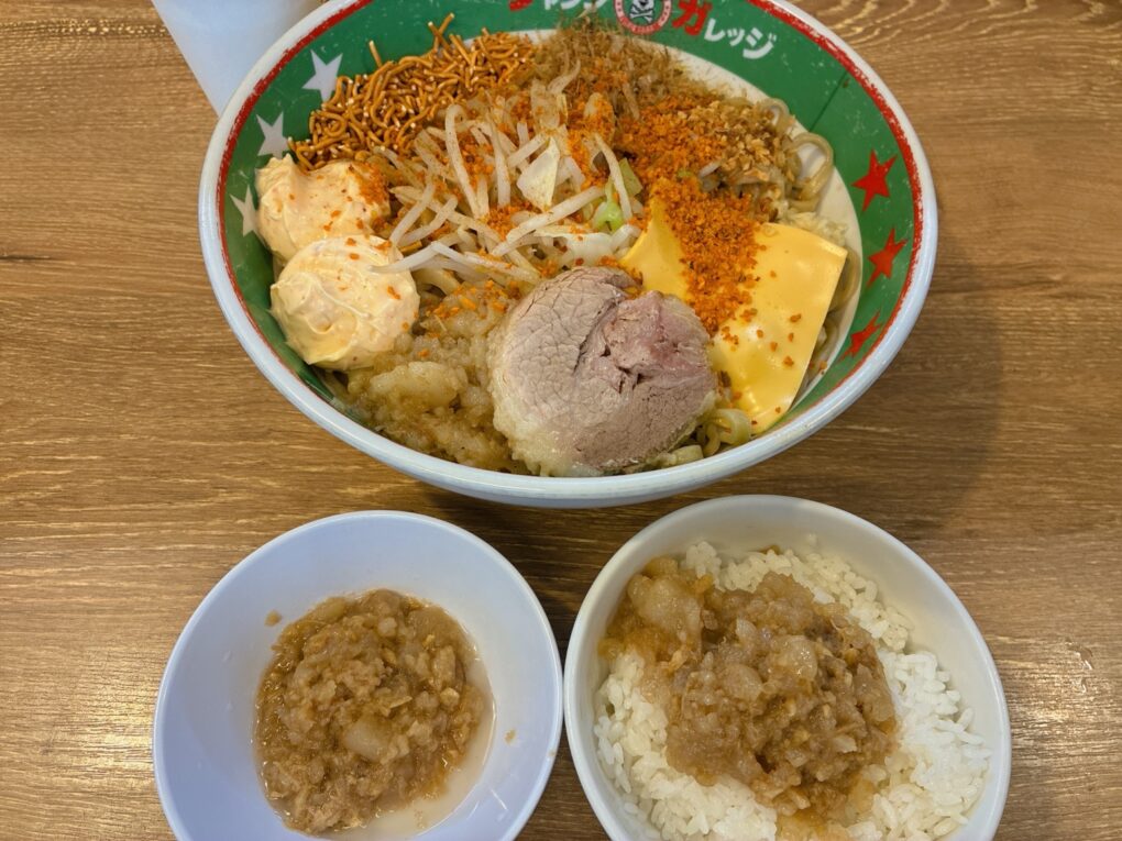 パワフルまぜそば倍盛、ニンニク肉脂、やみつきライス。合計1,440円。