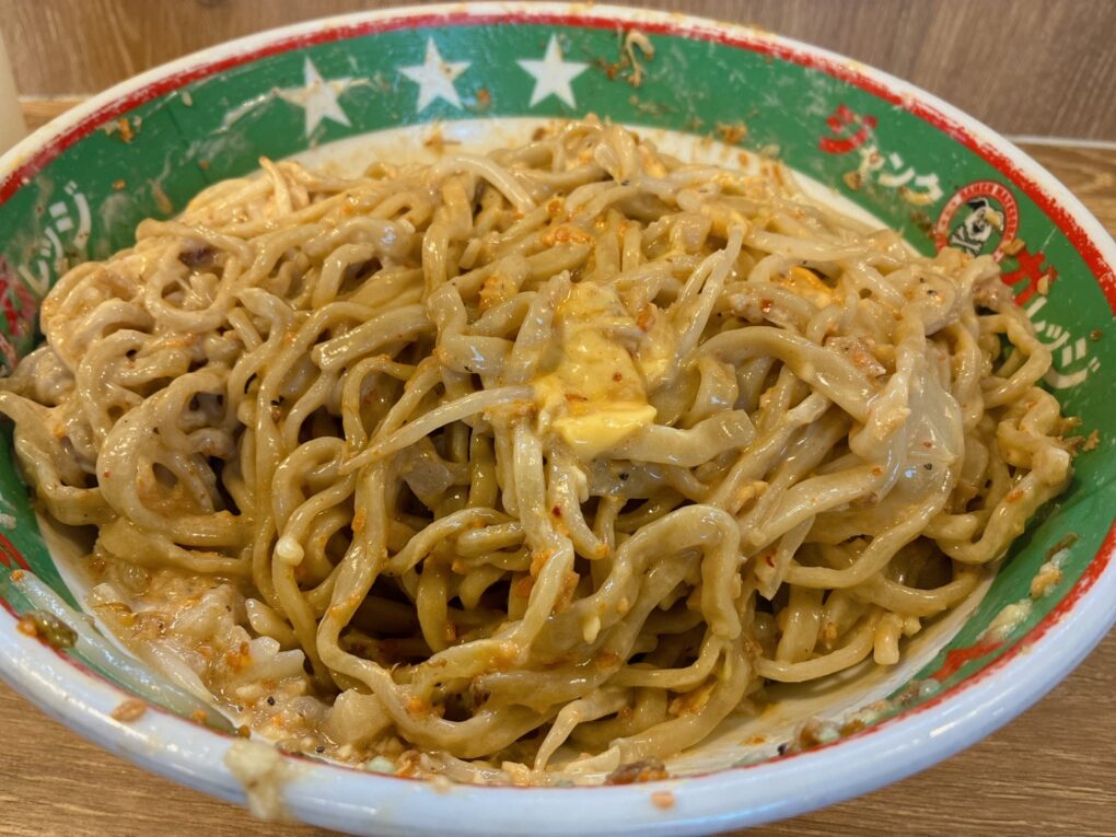 全体を混ぜたあと。麺の表面に具材が絡んでいます。