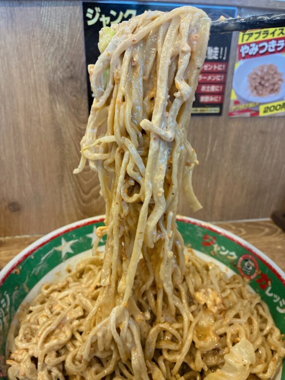 混ぜた麺を持ち上げたところ。具材の絡み具合がよく分かります。