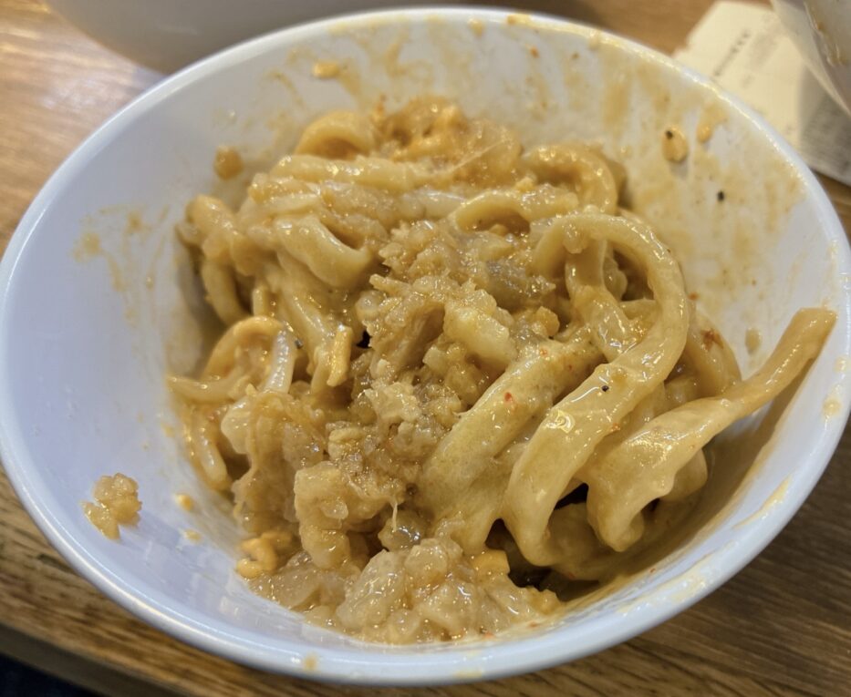 まぜそばの麺を、別皿のニンニク肉脂につけて。