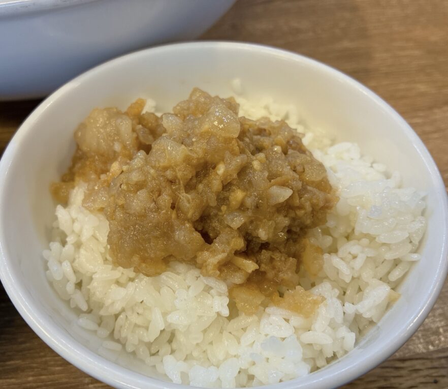 アブラのかかった「やみつきライス」200円。