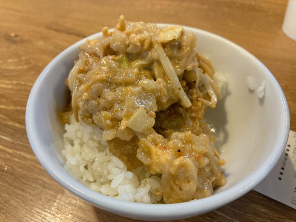 途中では麺や具材をご飯に重ねて、欲張りな食べ方も。