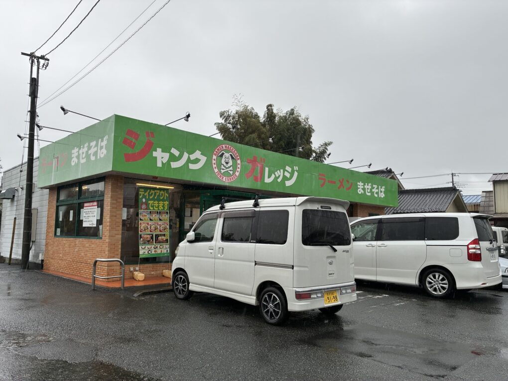 雨の日に訪れたジャンクガレッジ越生店。店舗前には駐車スペースがあります。