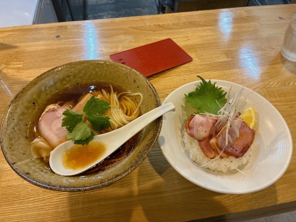 (竹)中華そば・醤油と肉ごはん。今回の注文は合計1,650円。ワンタンは今回いただいたサービスです。