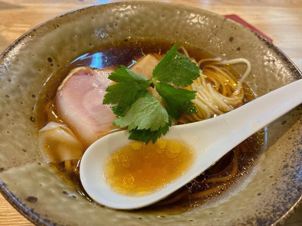 (竹)中華そば・醤油。整った麺と彩りが美しい一杯。ワンタンは今回のサービス。