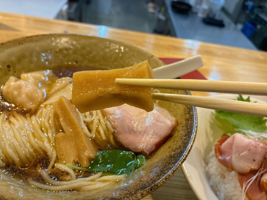 1個目のメンマ。厚みのある見た目に反して、食べるとやわらかい。