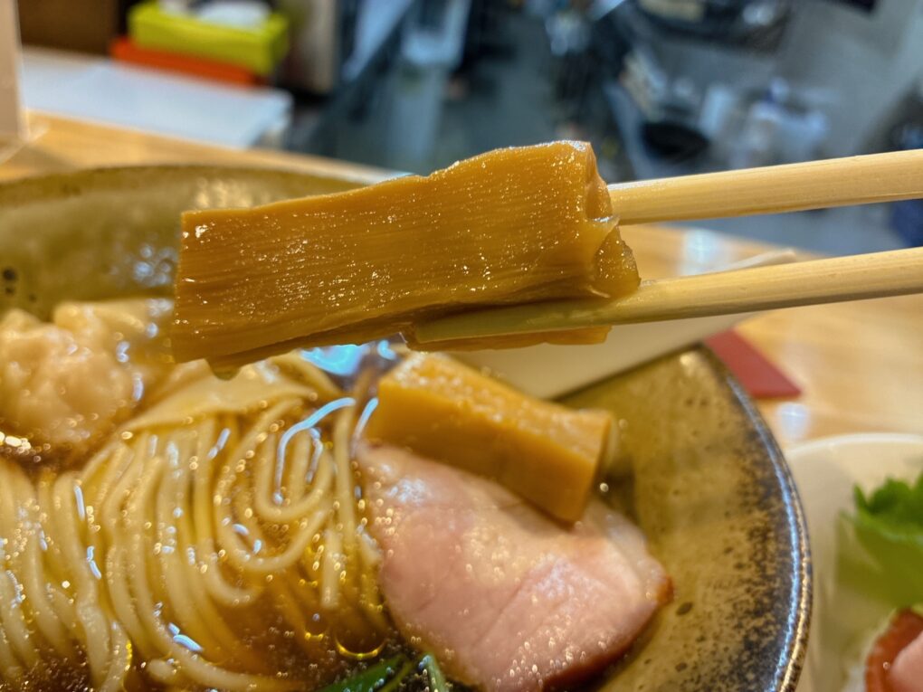 2個目のメンマ。噛んだ瞬間に、出汁のような旨みが広がりました。
