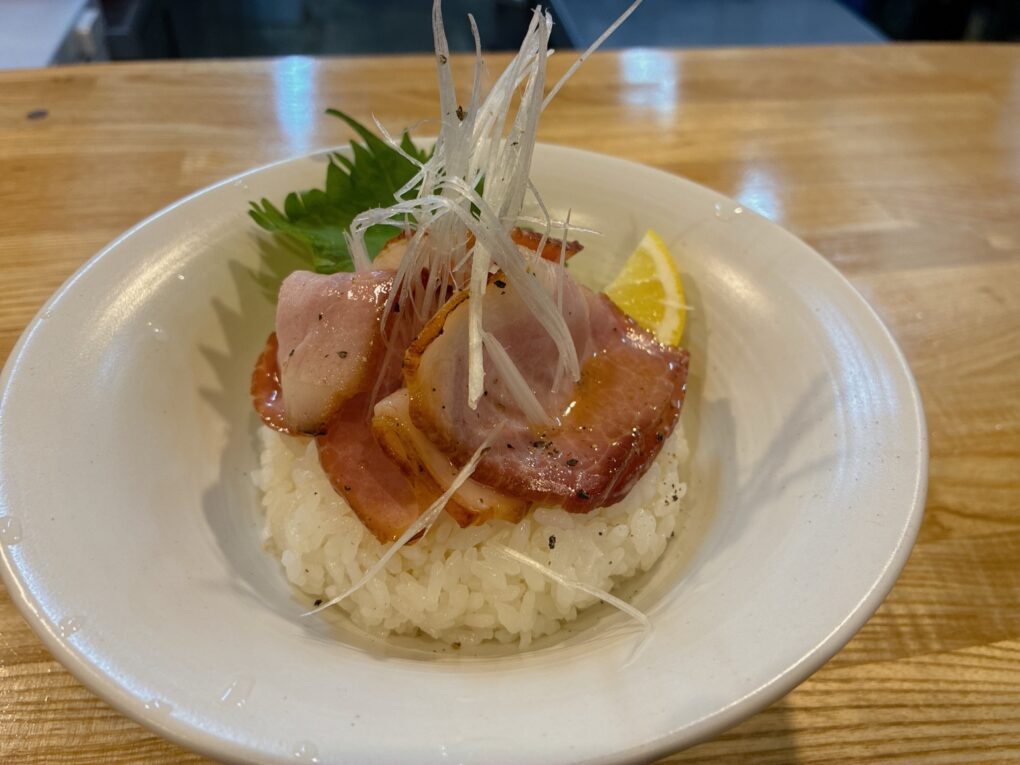 初めて注文した肉ごはん450円。白い器に映える盛り付け。