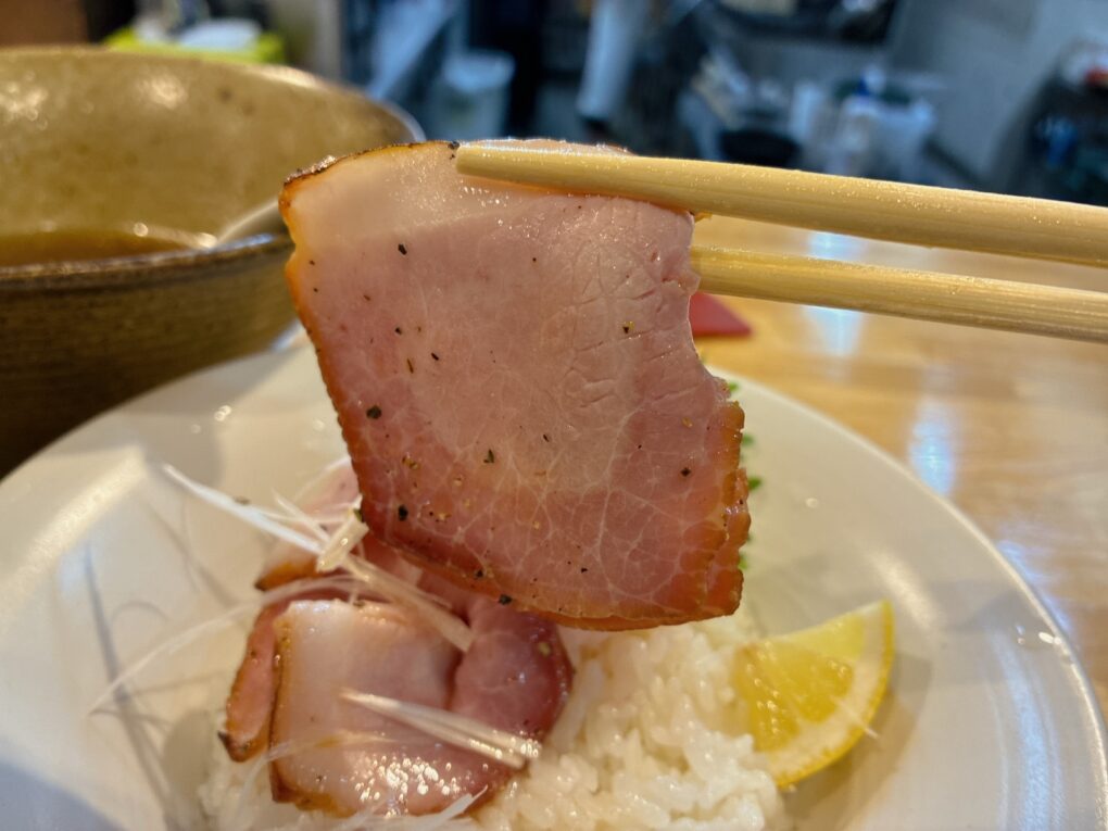 肉ごはんの肉を持ち上げたところ。脂の旨みと甘みがご飯に合う!