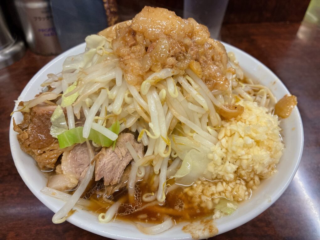 ぶた小ラーメン。アブラマシマシ・ニンニク、ヤサイは増量なし