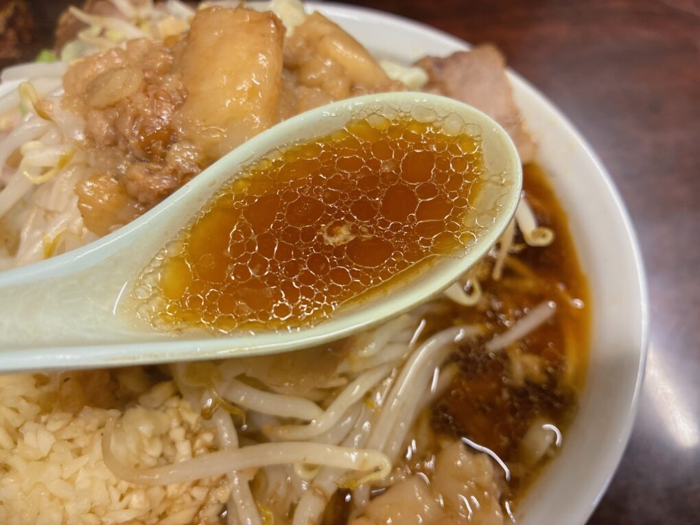 レンゲですくった澄んだ茶色の非乳化スープ