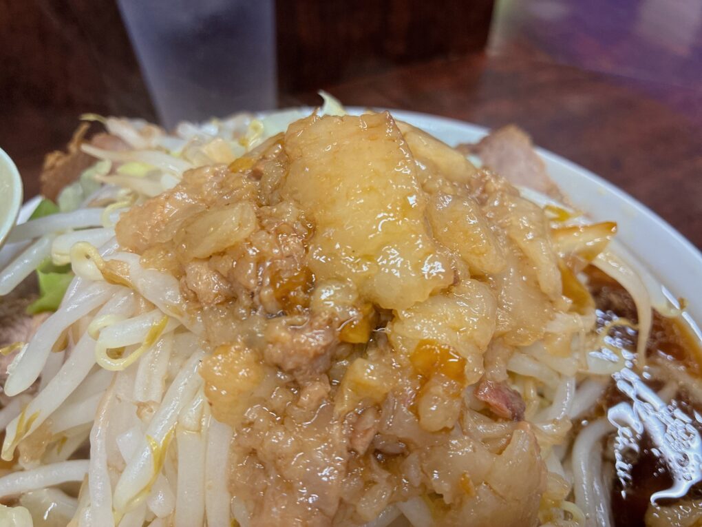 ヤサイの上に盛られたアブラマシマシの塊