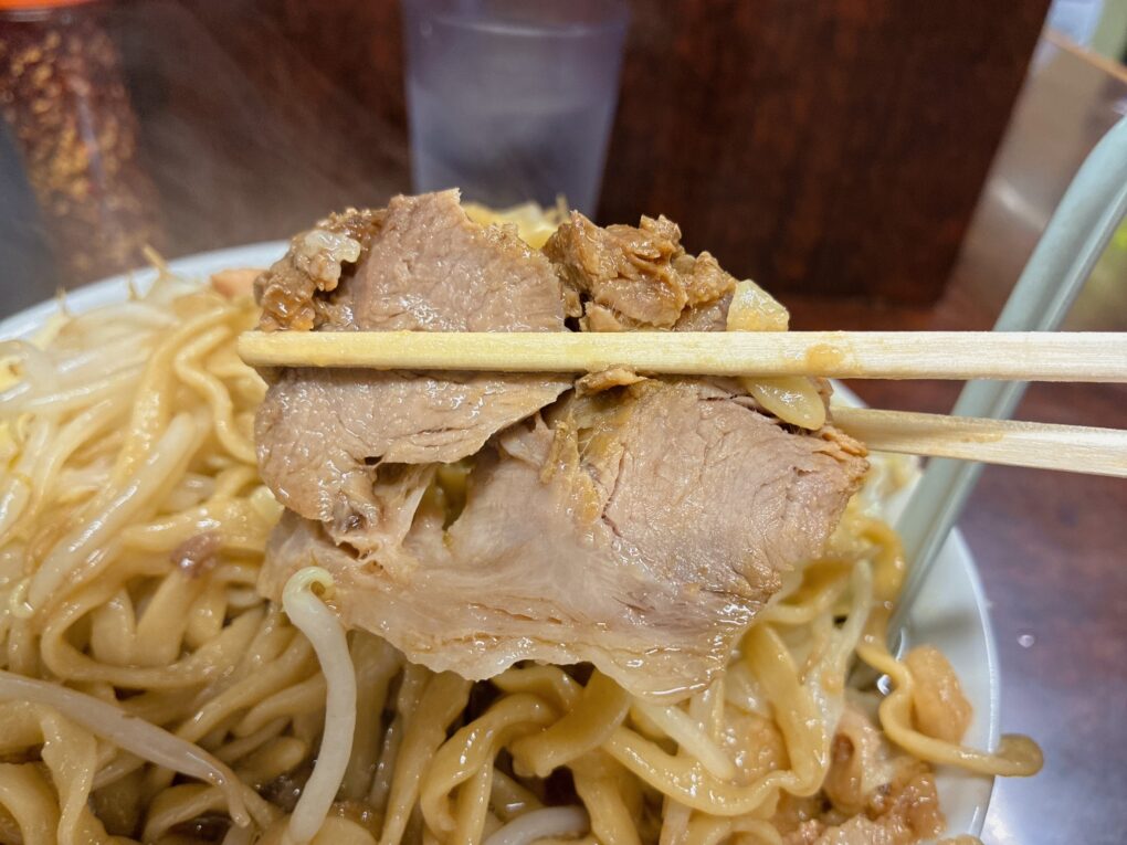 箸で持ち上げた厚みのあるぶたの断面