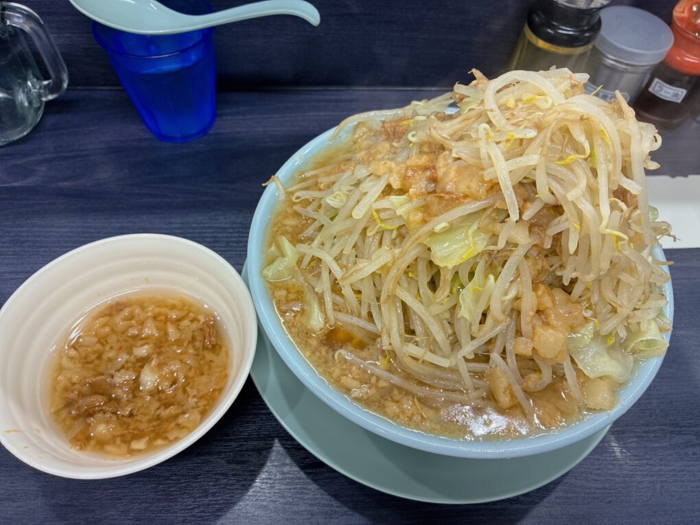 ラーメン350g・ヤサイ大盛りと別皿アブラ。今回の注文は合計1,460円。