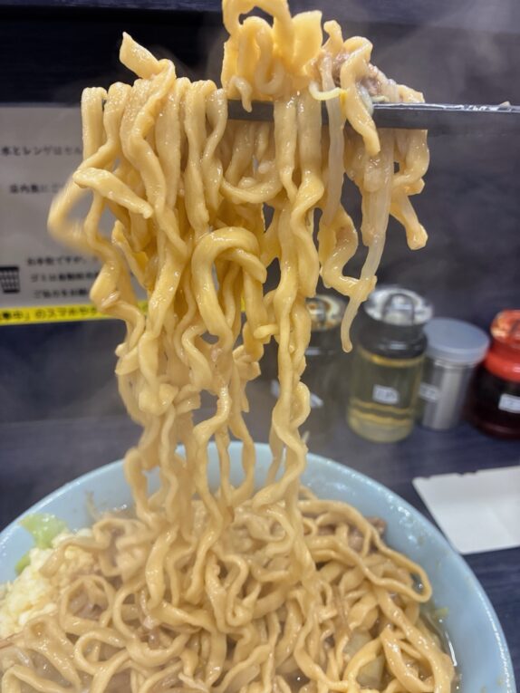 ヤサイの下から麺をリフト。小麦の香りと、程よく残る食感が好み。