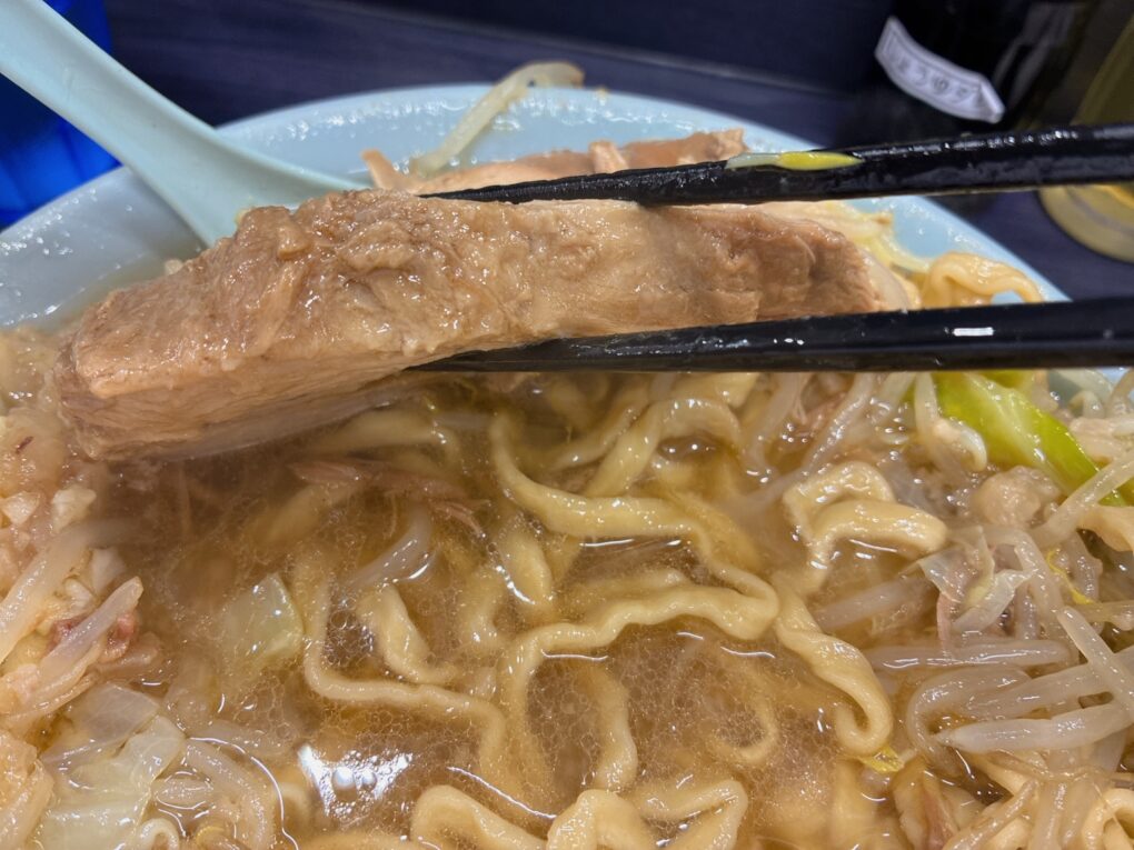 横から見る豚の厚み。大きさだけでなく、肉感もしっかり。