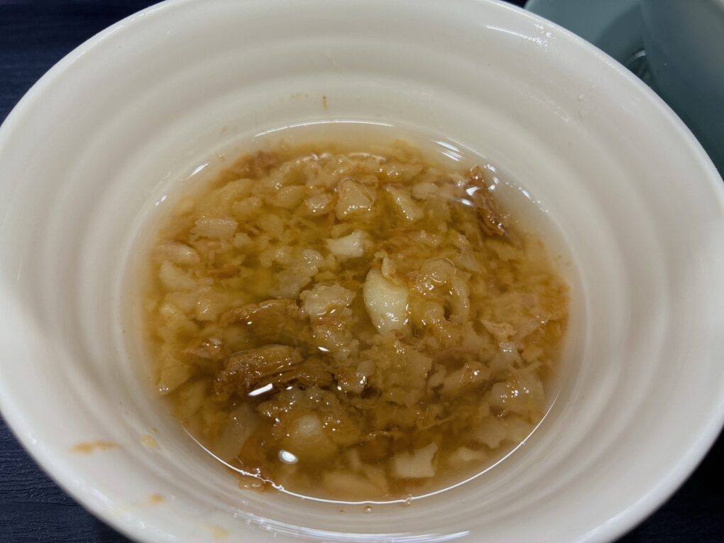 追加した別皿アブラは80円。ラーメンとは別の器で提供されます。