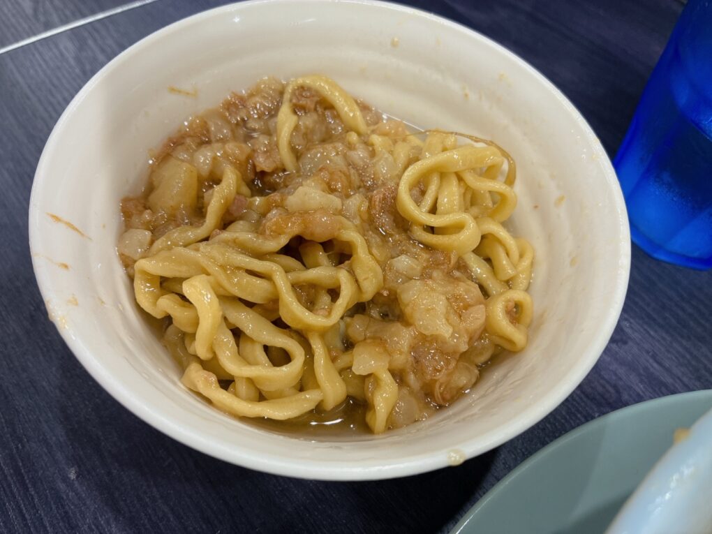 別皿アブラに麺を入れたところ。こちらはニンニクを加える前。