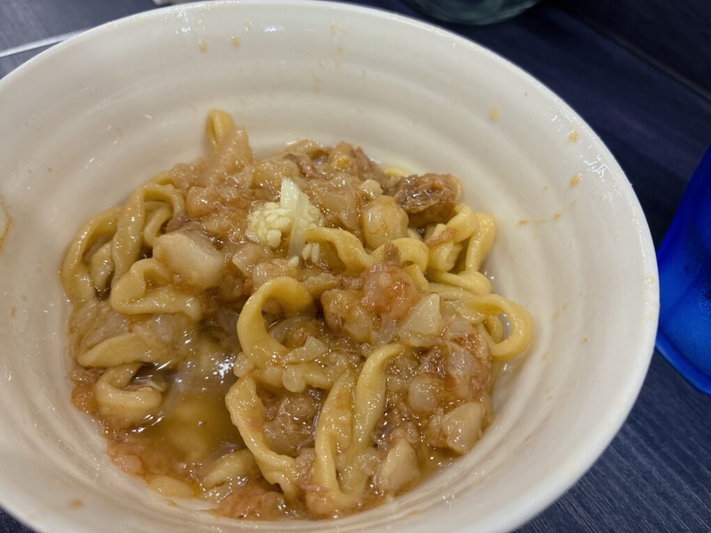 別皿アブラの麺にニンニクを加えた状態。写真中央上部の刻みニンニクに注目。